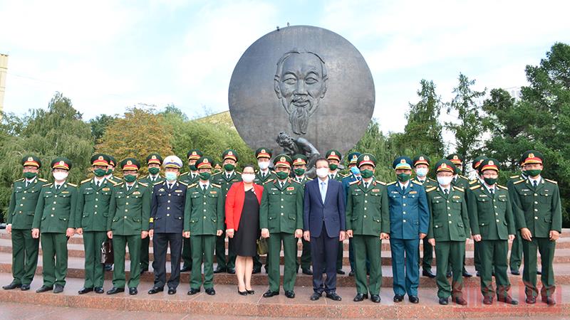 Military officers pay tribute to Uncle Ho in Russia